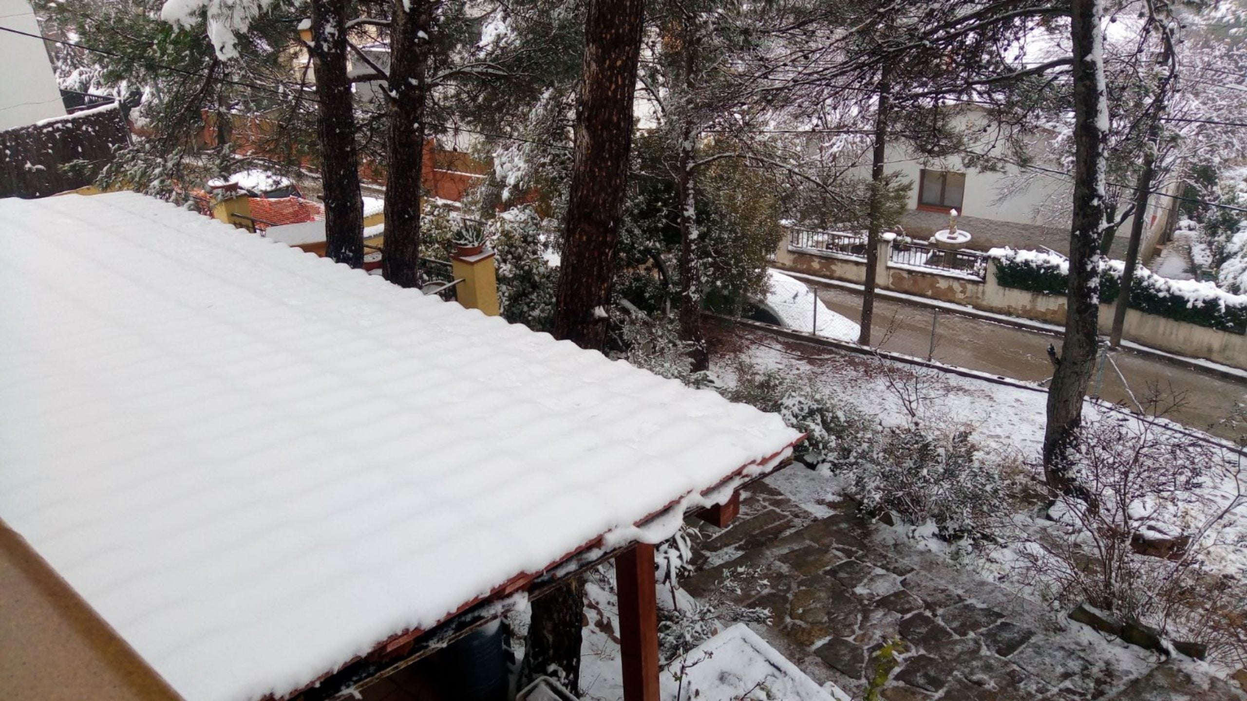 Vacarisses es tenyeix de blanc