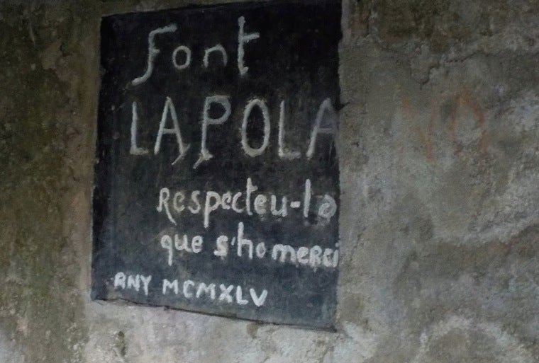Cartell demanant respecte a la Font de la Pola
