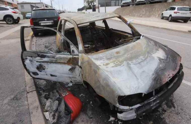 Cotxe cremat i abandonat en un carrer del polígon de Can Parellada de Terrassa | Cristóbal Castro