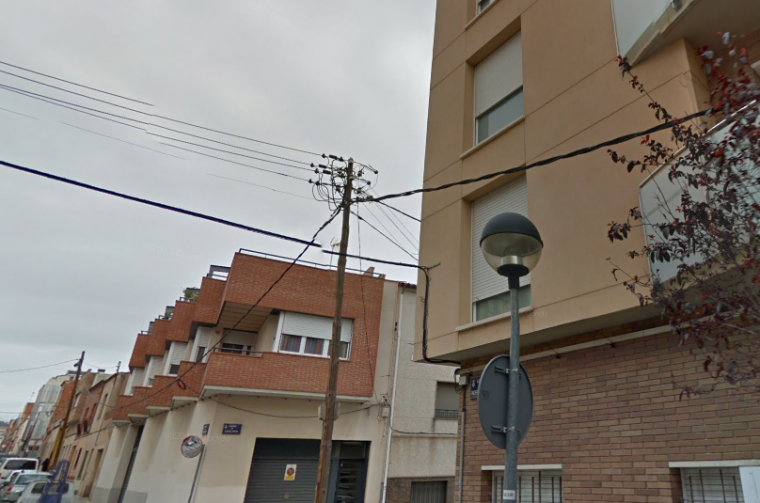 El pal d'electricitat al mig del carrer Independència | G.E.