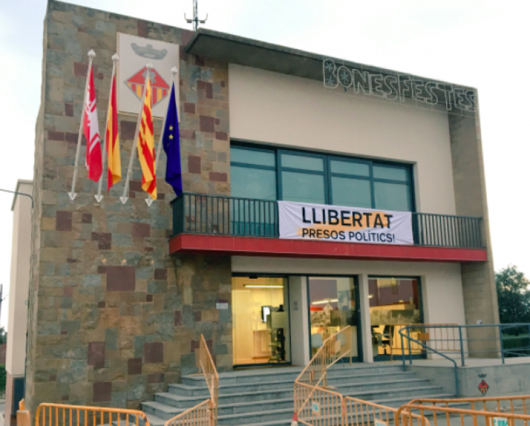 La pancarta, a la façana de l'Ajuntament de Matadepera | Nil López
