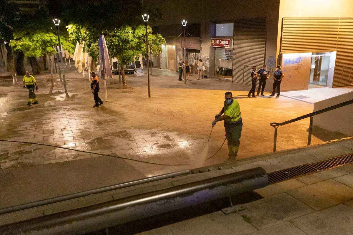 Neteja amb aigua les places i parcs de Terrassa | Aj. Terrassa