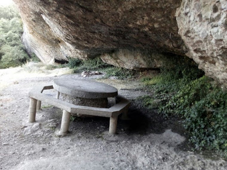 Taula amb banc rodó