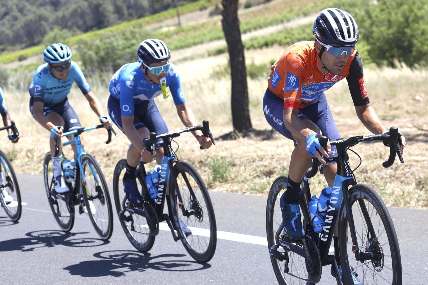 Antonio Pedrero, amb el mallot taronja, s'ha proclamat campió de la Ruta d'Occitània | Photo Gomez Sport