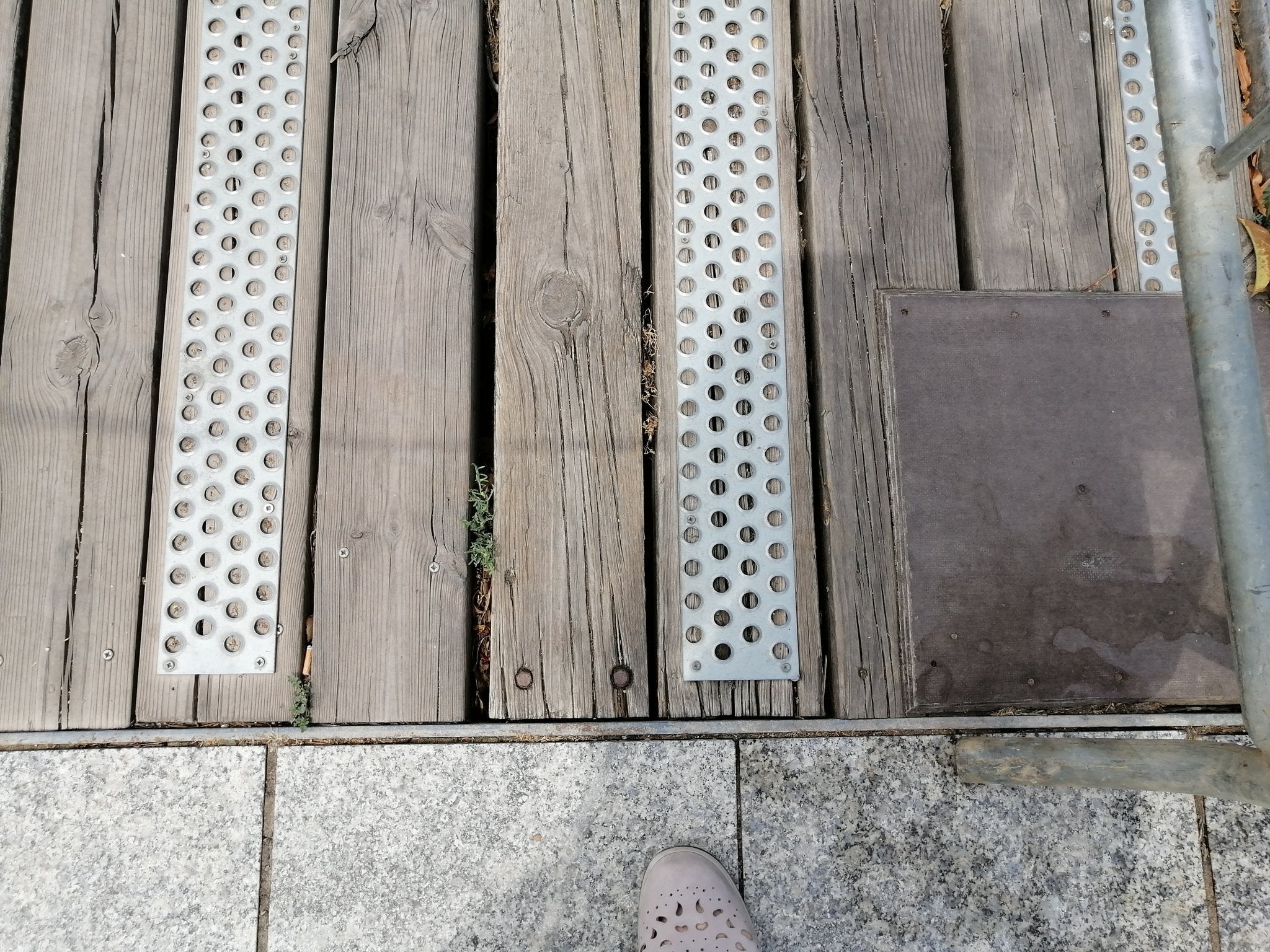 Les fustes del carrer Salmerón, en mal estat | Cedida