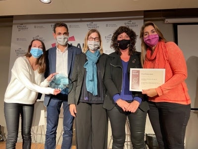 El president comarcal i l'equip del projecte rebent el premi de mans de la consellera d'Acció climàtica | CCVOC