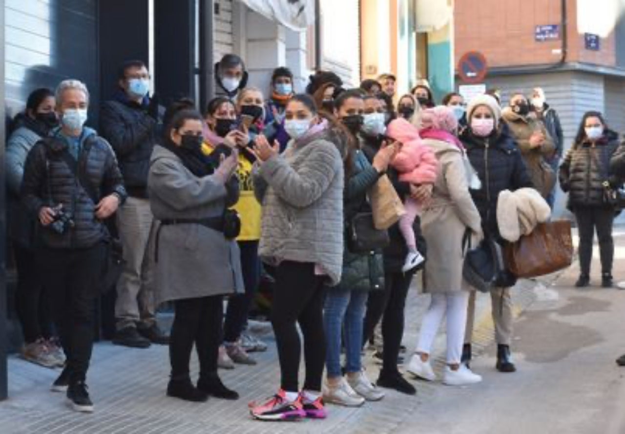 Celebració en saber que s'ha ajornat el desnonament | Débora Ruiz