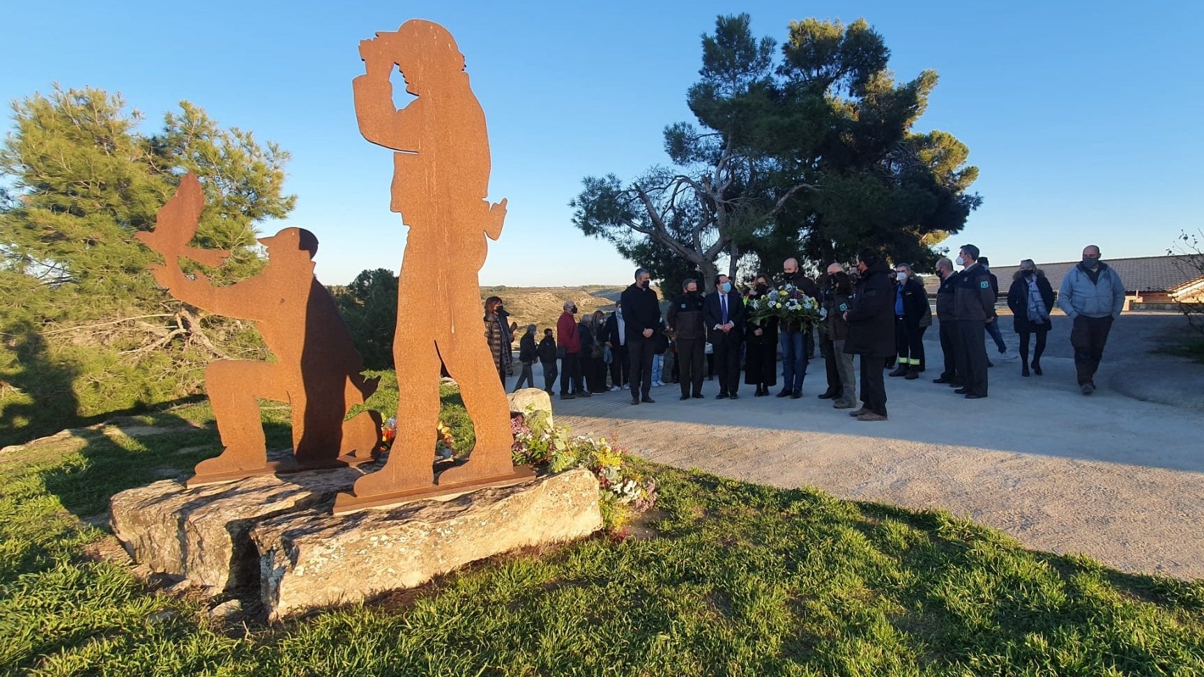 Acte d'homenatge al peu de l'escultura dedicada als dos joves agents rurals assassinats | Agents Rurals