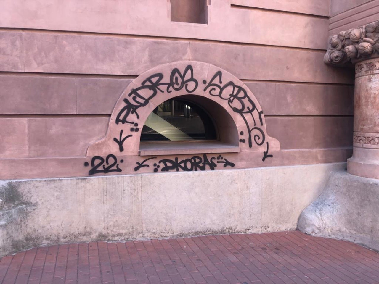 Pintada a la part baixa de l'edifici del Teatre Principal | Montserrat Trullàs
