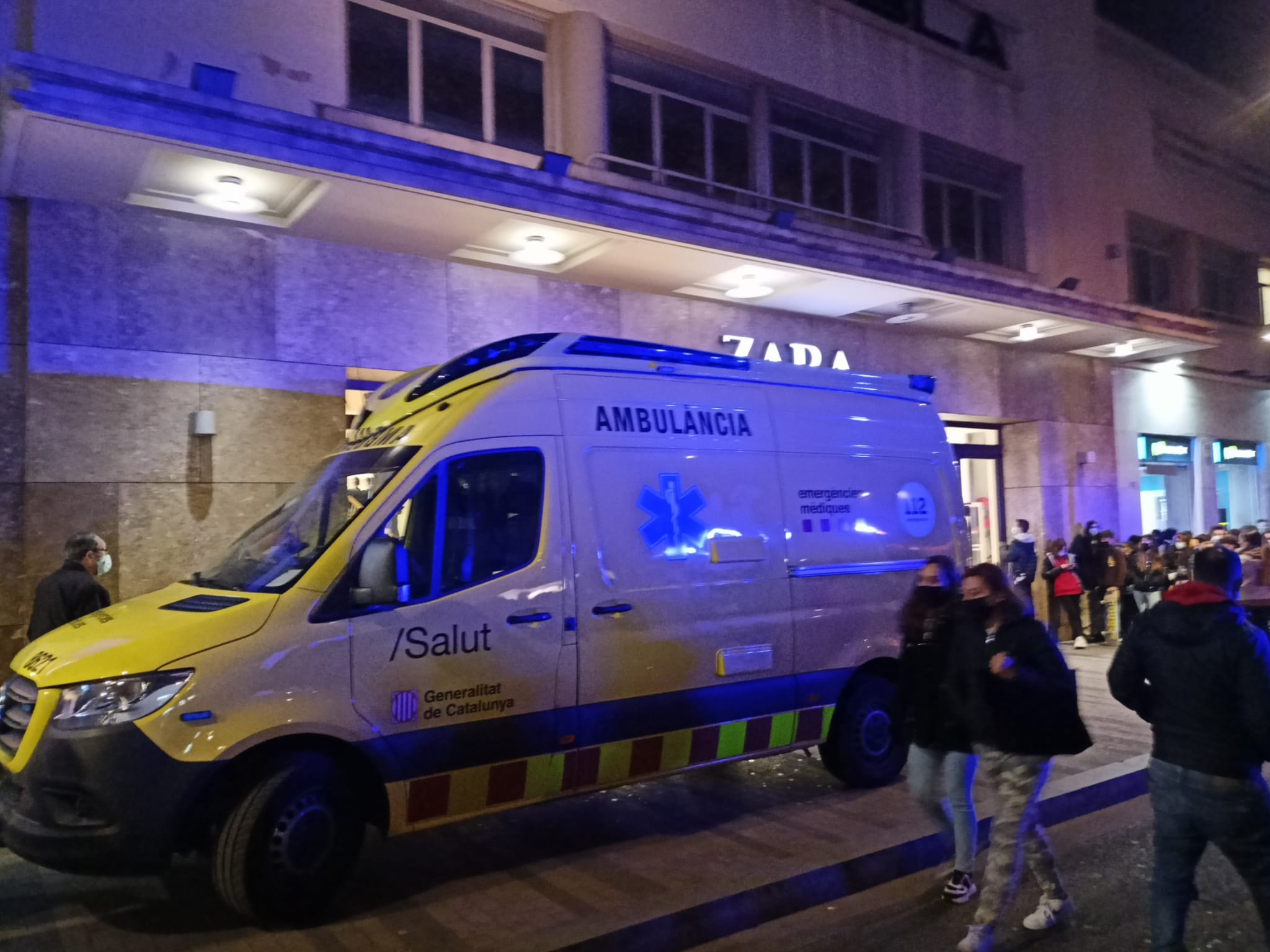 Una nena cau des de la planta de dalt del Zara de Terrassa/Joan Manel Oller