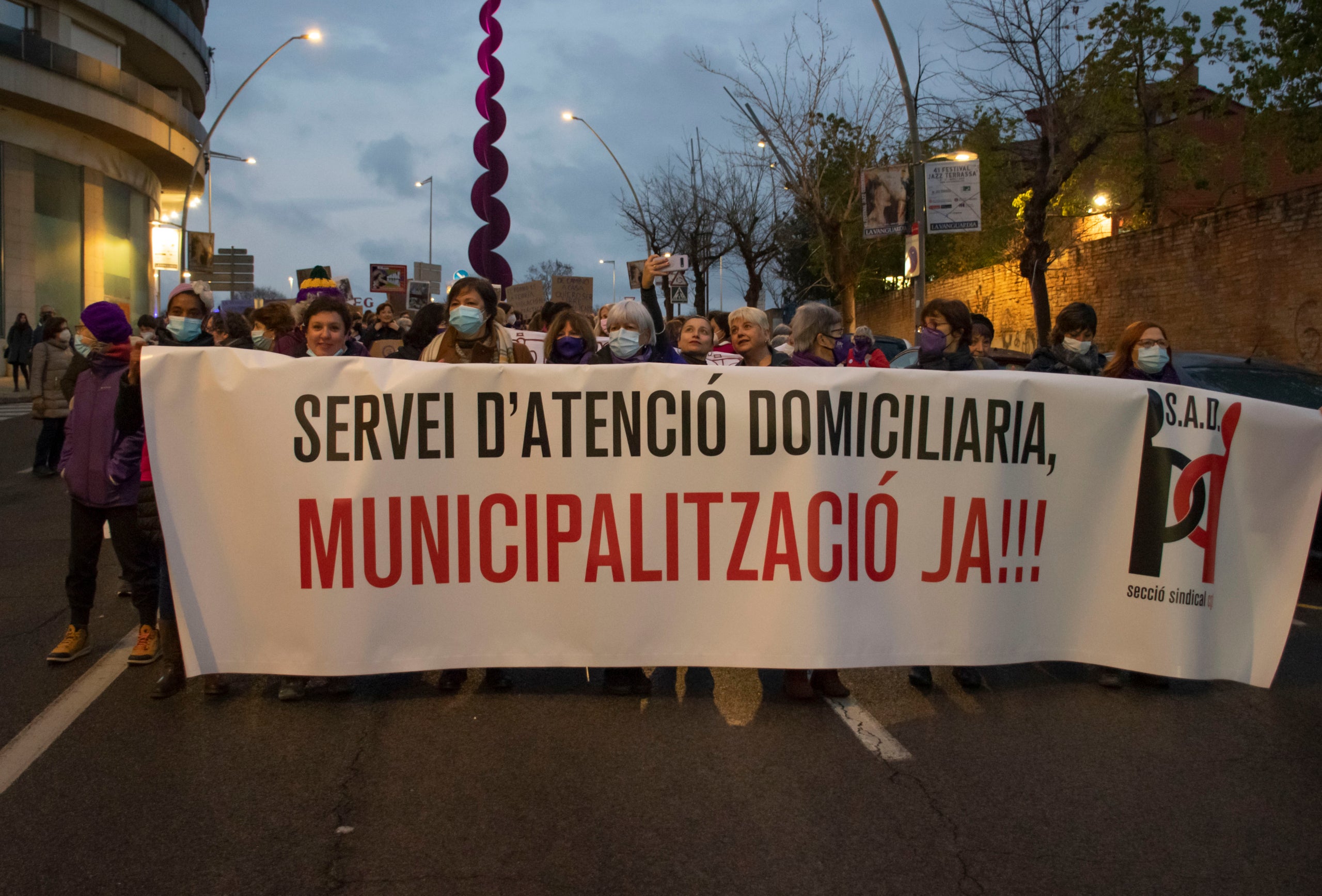 Con motivo del día 8 de marzo, decenas de personas han participado en la manifestación mixta impulsada desde Feministas Terrassa con la voluntad de visibilizar y poner en valor las tareas de cura, que han sido especialmente importantes en la crisis sanitaria de la Covid-19. La concentración se inició desde la rotonda de la mujer Trabajadora y llegó hasta el Ayuntamiento, donde se leyó el manifiesto | Javi Díaz