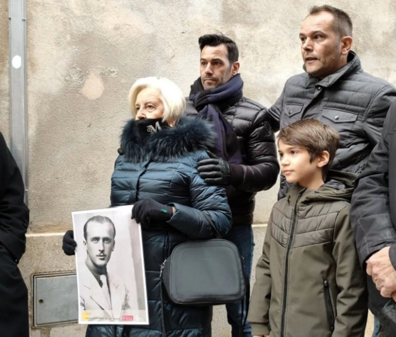 Familiars de Diego Lozano en l'homenatge amb una llamborda Stolpesteine | Jennifer Ramirez