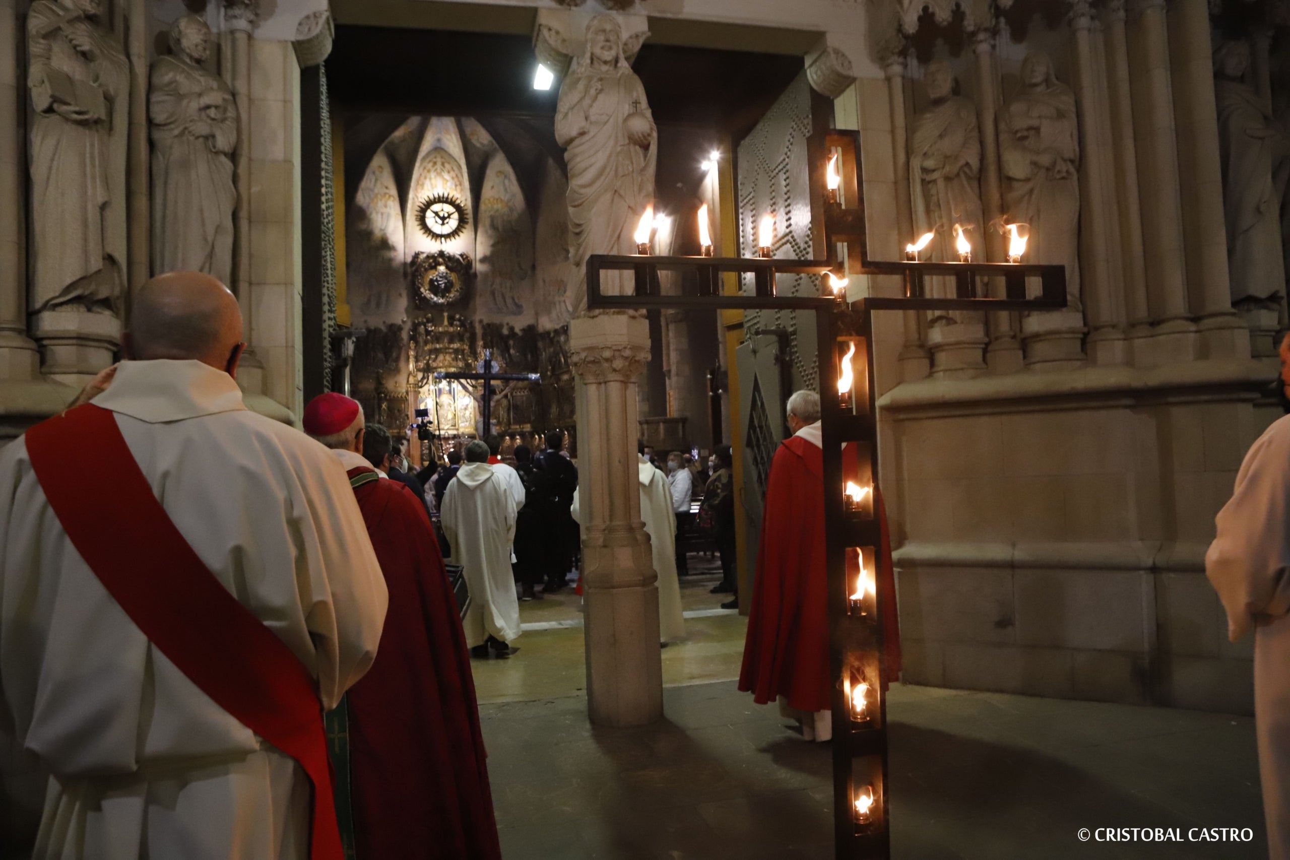 Las calles de Terrassa volvió a acoger este viernes al atardecer uno de los actos más populares de Semana Santa: el Via crucis. Ha sido presidido por el Obispo Salvador Cristau, y como siempre, se ha llenado de gente que ha acompañado los Costaleros del San Cristo y el paso de la Piedad, por los miembros de la Cofradía de la Virgen María de Dolors. El acto ha sido marcado por el recuerdo a la situación que viven en Ucrania y por el drama de los refugiados | Cristóbal Castro