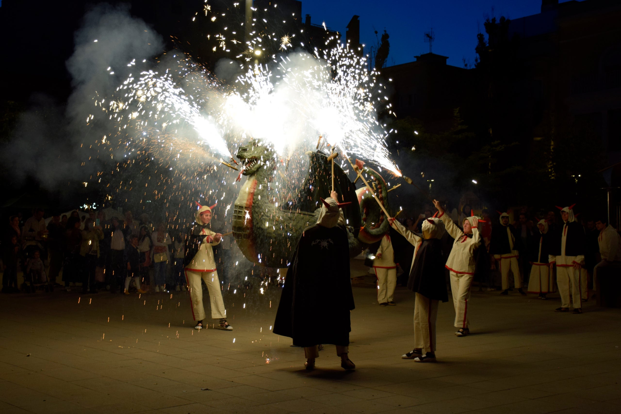 Acte Sacramental i carretillada del Drac Baluk per la Fira Modernista de Terrassa, a la plaça del Progrés | Anna Gimferrer