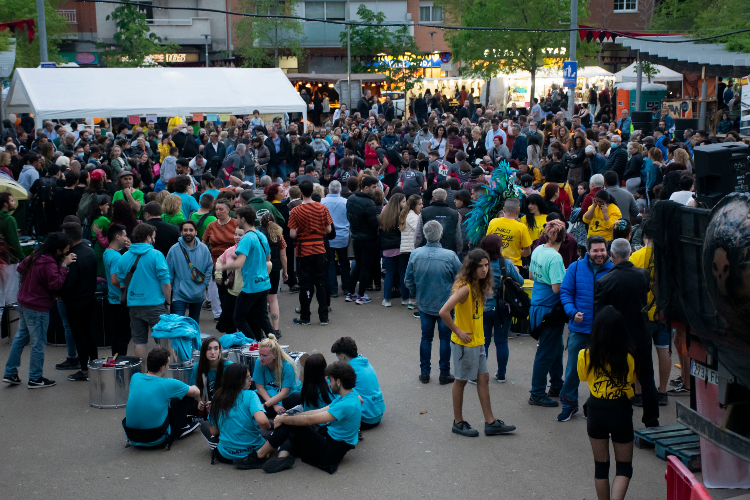 La plaça 1 de Maig s'omple per celebrar el Walpurgis a finals del mes d'abril | Javi Diaz