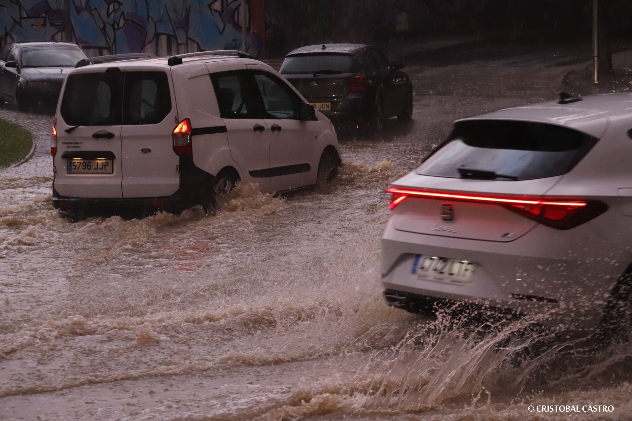Nou episodi de pluges torrencials aquest agost a Terrassa. Més de 60 mm registrats en poca estona han provocat que les rieres baixin ben plenes i s'hagin produït inundacions de vials, sobretot a l'avinguda del Vallès, sud | Cristóbal Castro 