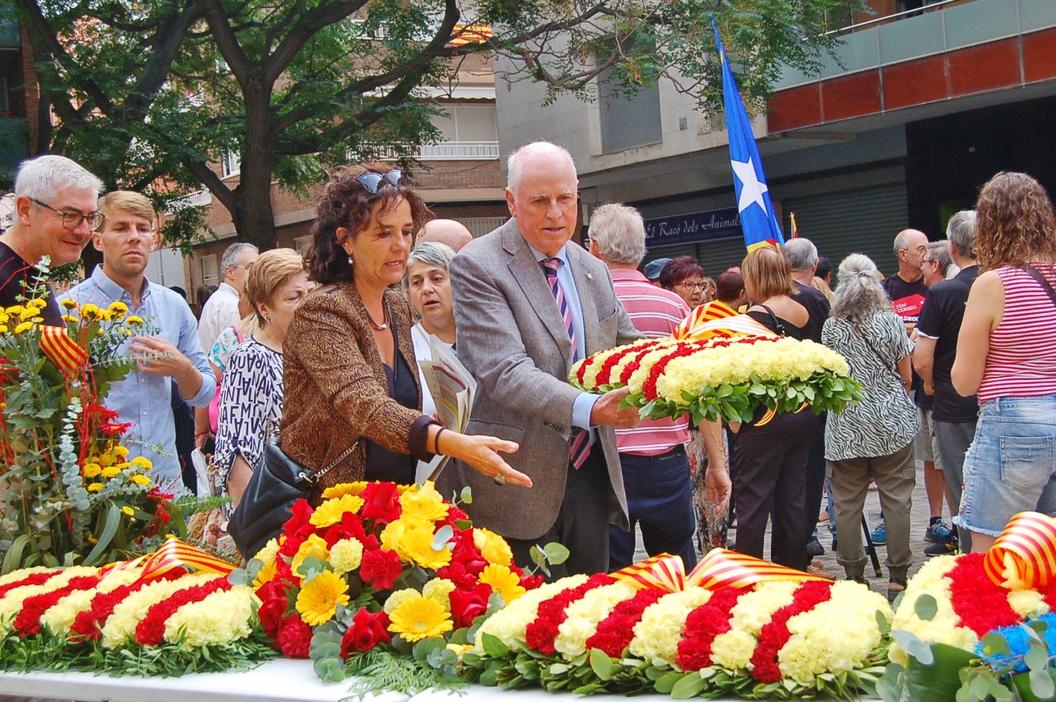 Entitats i institucions han commemorat la Diada de Catalunya deixant flors al peu del monument 'Al vent' a la plaça de l'Onze de Setembre de Terrassa