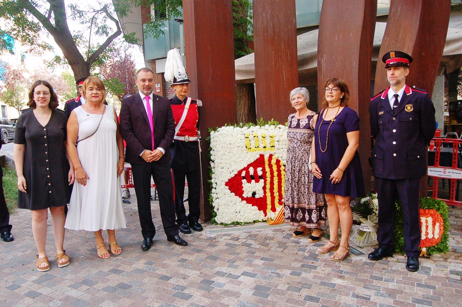 Entitats i institucions han commemorat la Diada de Catalunya deixant flors al peu del monument 'Al vent' a la plaça de l'Onze de Setembre de Terrassa