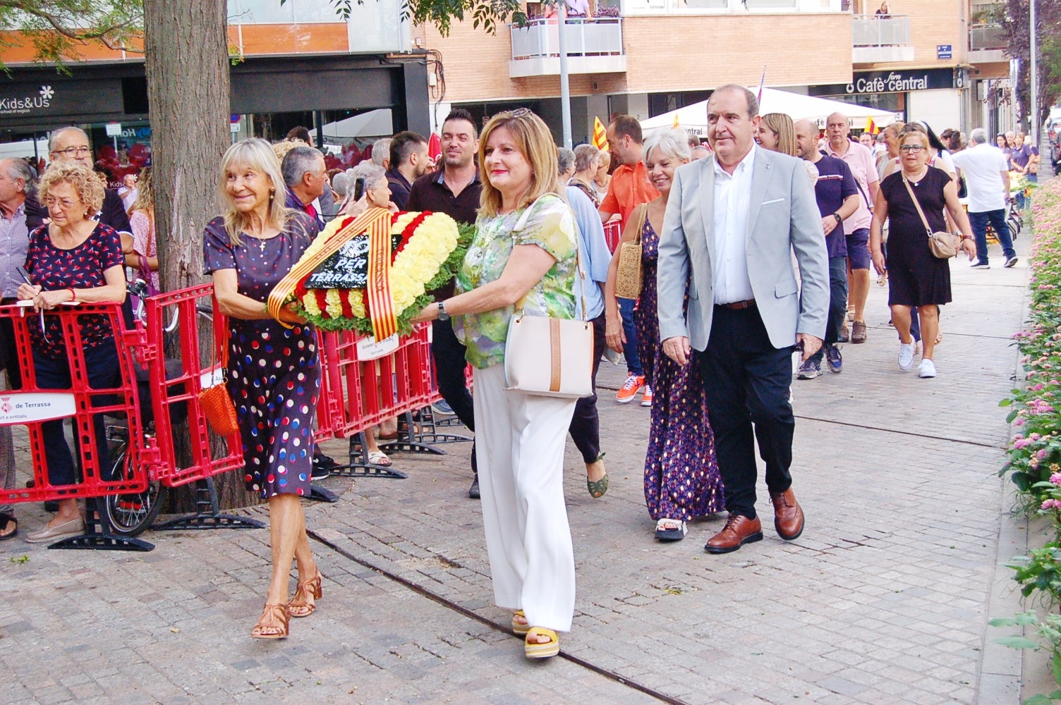 Entitats i institucions han commemorat la Diada de Catalunya deixant flors al peu del monument 'Al vent' a la plaça de l'Onze de Setembre de Terrassa