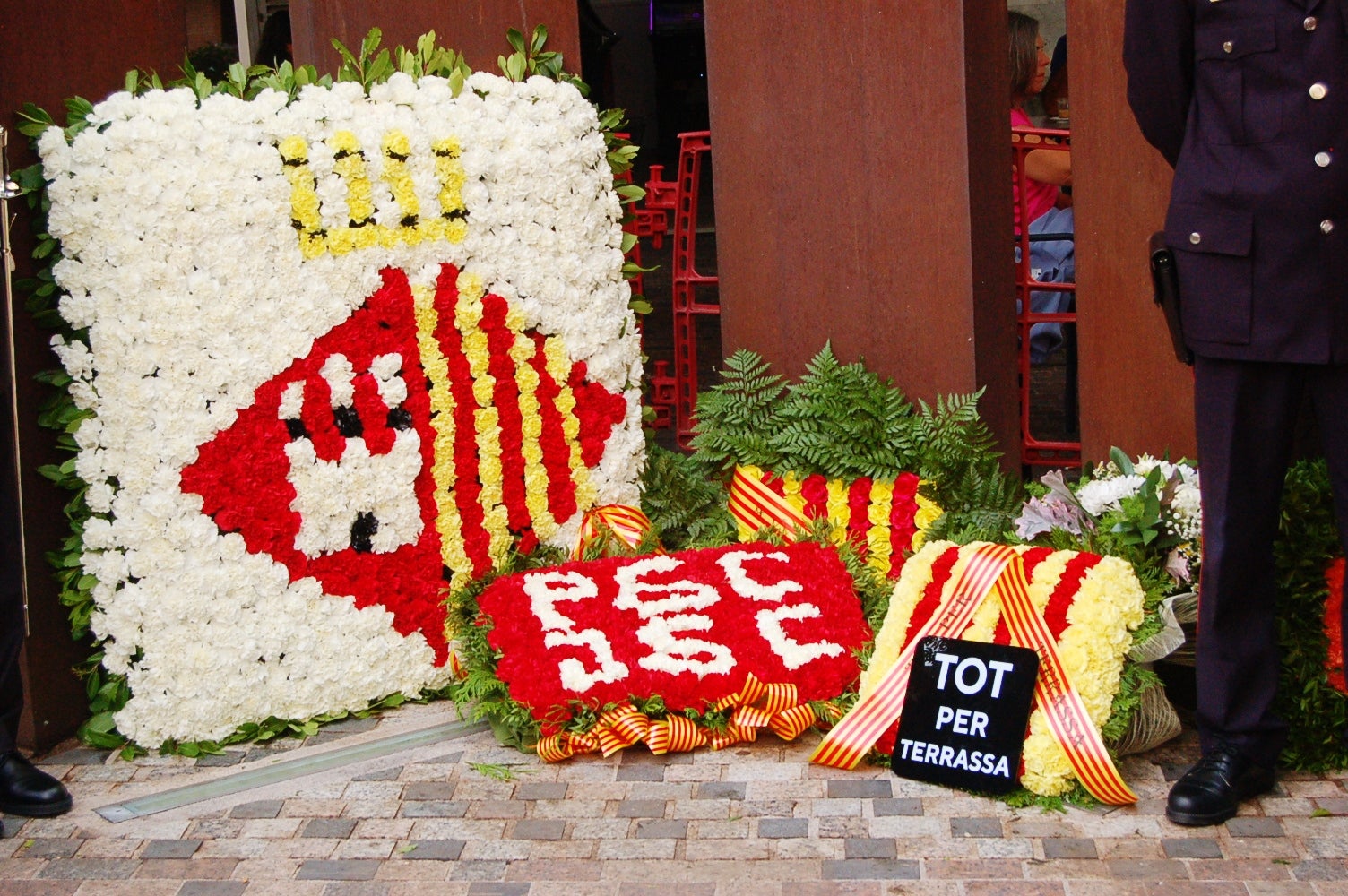 Entitats i institucions han commemorat la Diada de Catalunya deixant flors al peu del monument 'Al vent' a la plaça de l'Onze de Setembre de Terrassa