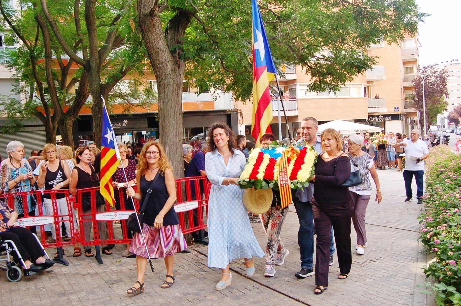 Entitats i institucions han commemorat la Diada de Catalunya deixant flors al peu del monument 'Al vent' a la plaça de l'Onze de Setembre de Terrassa
