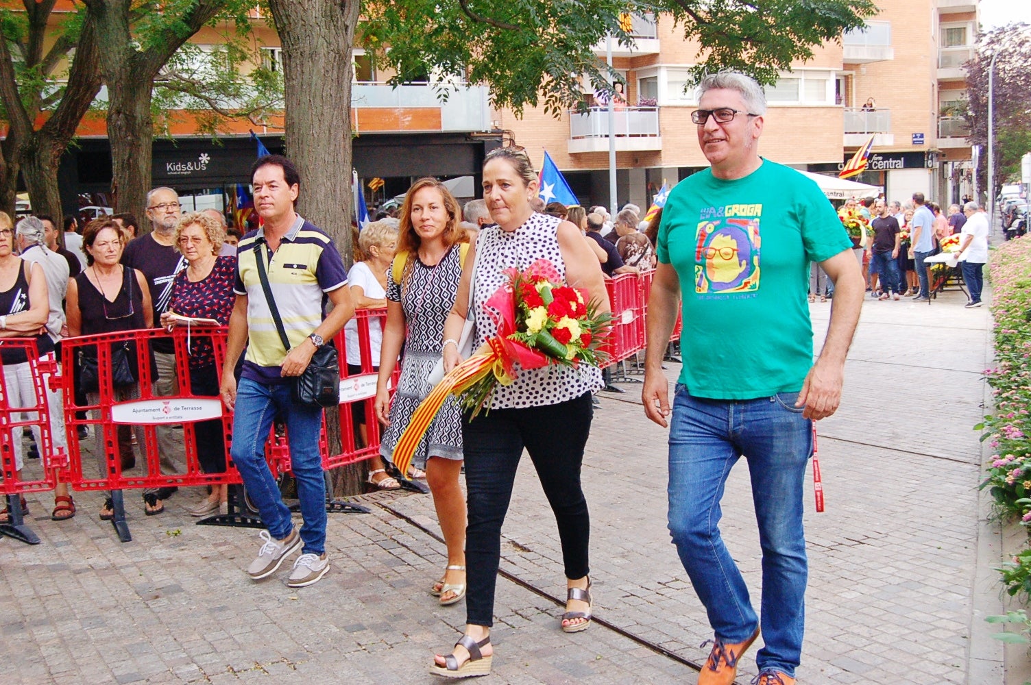 Entitats i institucions han commemorat la Diada de Catalunya deixant flors al peu del monument 'Al vent' a la plaça de l'Onze de Setembre de Terrassa
