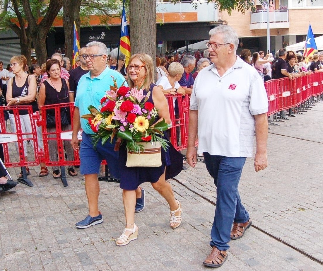 Entitats i institucions han commemorat la Diada de Catalunya deixant flors al peu del monument 'Al vent' a la plaça de l'Onze de Setembre de Terrassa