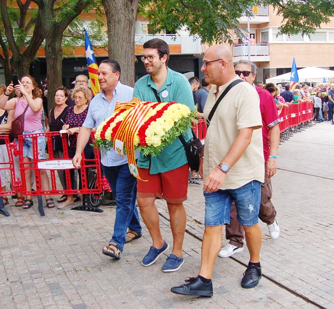 Entitats i institucions han commemorat la Diada de Catalunya deixant flors al peu del monument 'Al vent' a la plaça de l'Onze de Setembre de Terrassa