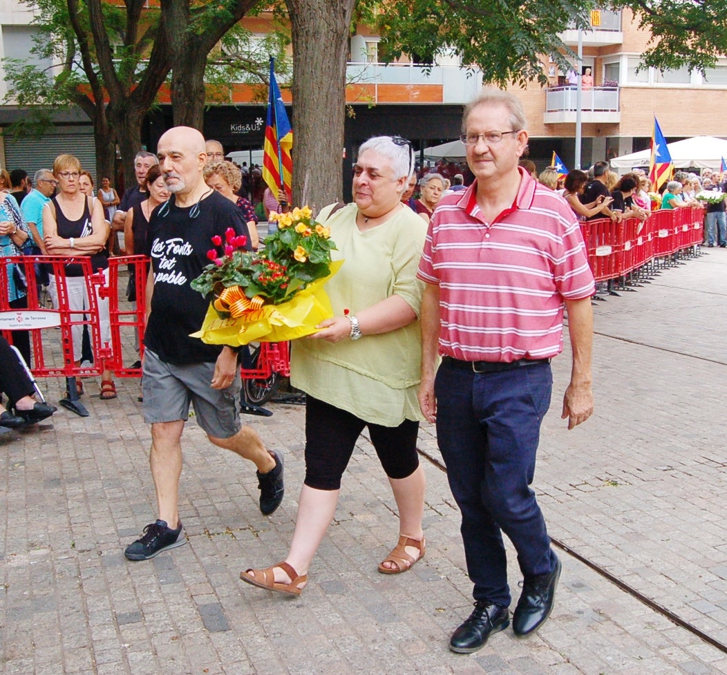 Entitats i institucions han commemorat la Diada de Catalunya deixant flors al peu del monument 'Al vent' a la plaça de l'Onze de Setembre de Terrassa