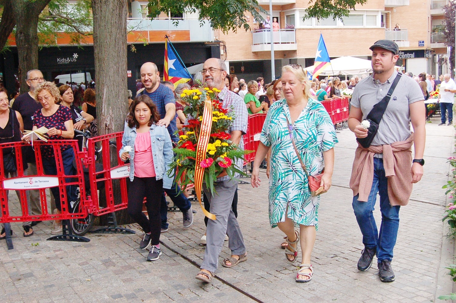 Entitats i institucions han commemorat la Diada de Catalunya deixant flors al peu del monument 'Al vent' a la plaça de l'Onze de Setembre de Terrassa