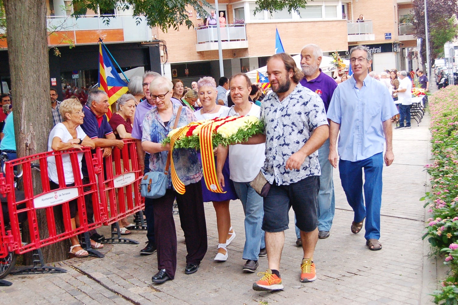 Entitats i institucions han commemorat la Diada de Catalunya deixant flors al peu del monument 'Al vent' a la plaça de l'Onze de Setembre de Terrassa