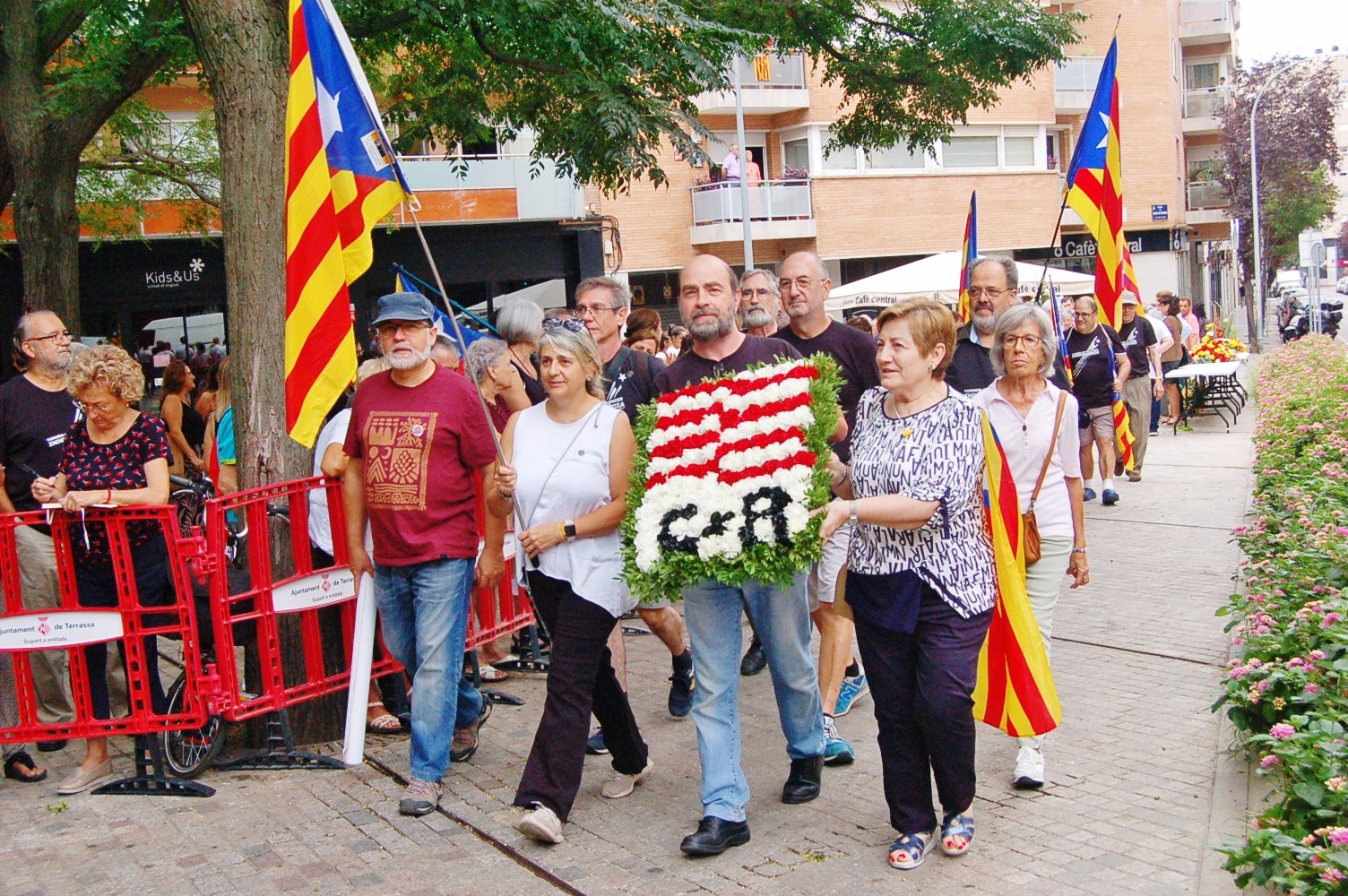 Entitats i institucions han commemorat la Diada de Catalunya deixant flors al peu del monument 'Al vent' a la plaça de l'Onze de Setembre de Terrassa