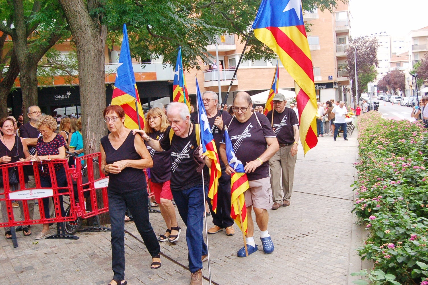 Entitats i institucions han commemorat la Diada de Catalunya deixant flors al peu del monument 'Al vent' a la plaça de l'Onze de Setembre de Terrassa