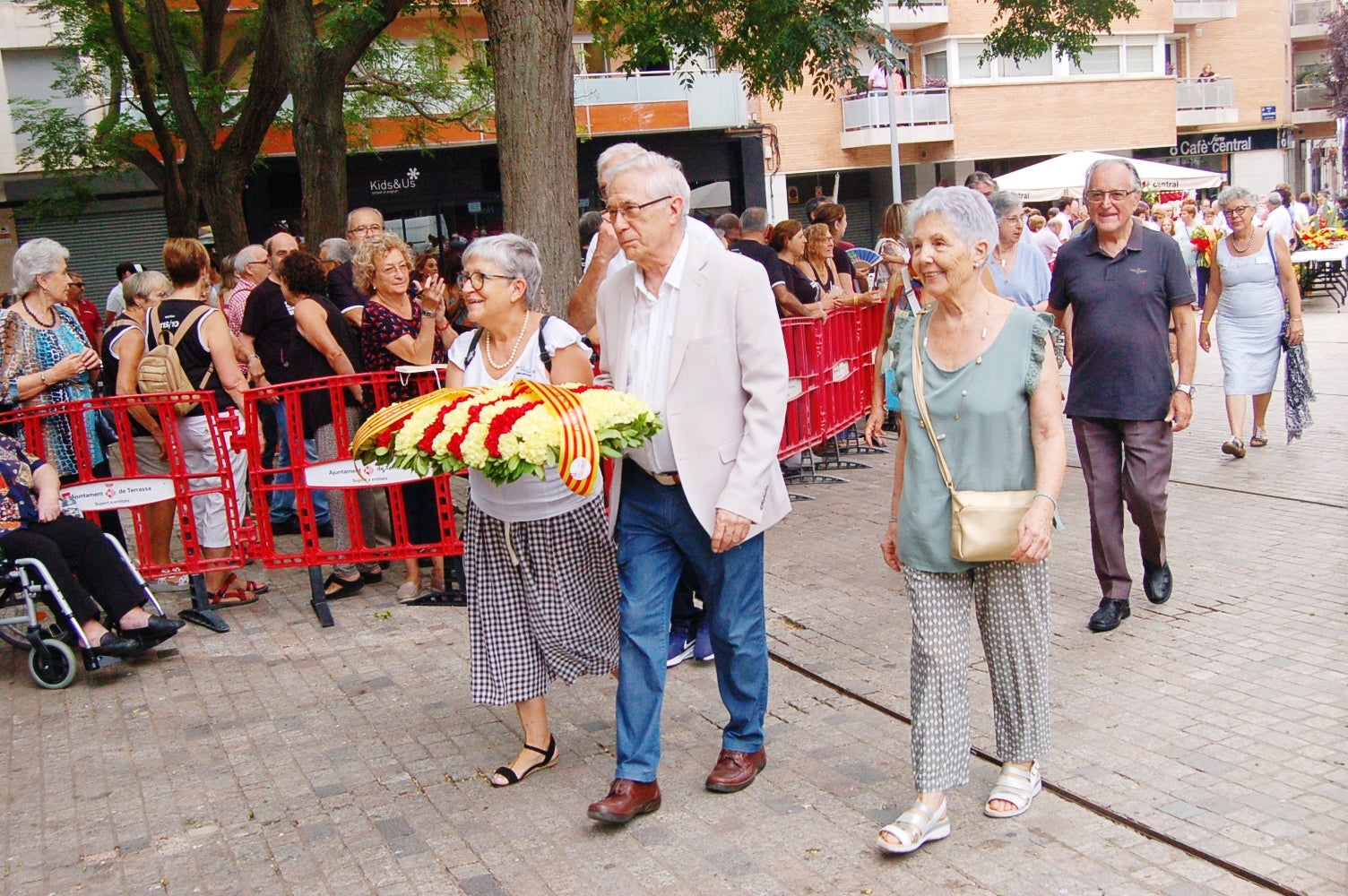 Entitats i institucions han commemorat la Diada de Catalunya deixant flors al peu del monument 'Al vent' a la plaça de l'Onze de Setembre de Terrassa