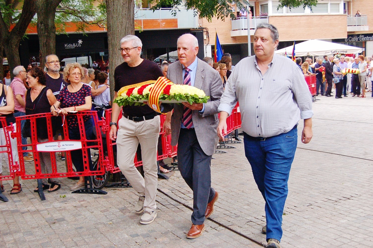 Entitats i institucions han commemorat la Diada de Catalunya deixant flors al peu del monument 'Al vent' a la plaça de l'Onze de Setembre de Terrassa