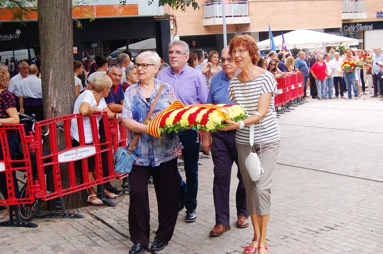 Entitats i institucions han commemorat la Diada de Catalunya deixant flors al peu del monument 'Al vent' a la plaça de l'Onze de Setembre de Terrassa