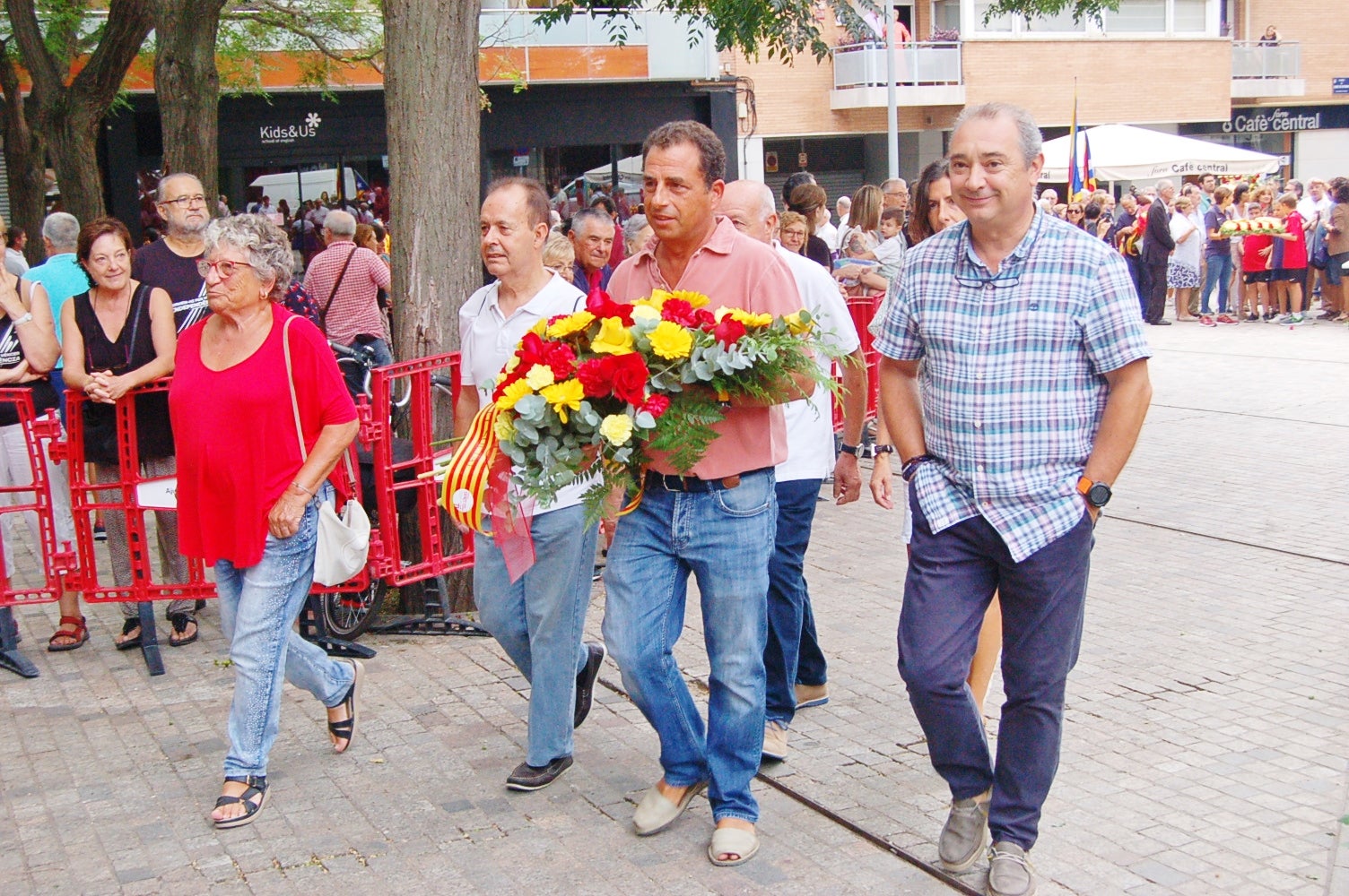 Entitats i institucions han commemorat la Diada de Catalunya deixant flors al peu del monument 'Al vent' a la plaça de l'Onze de Setembre de Terrassa
