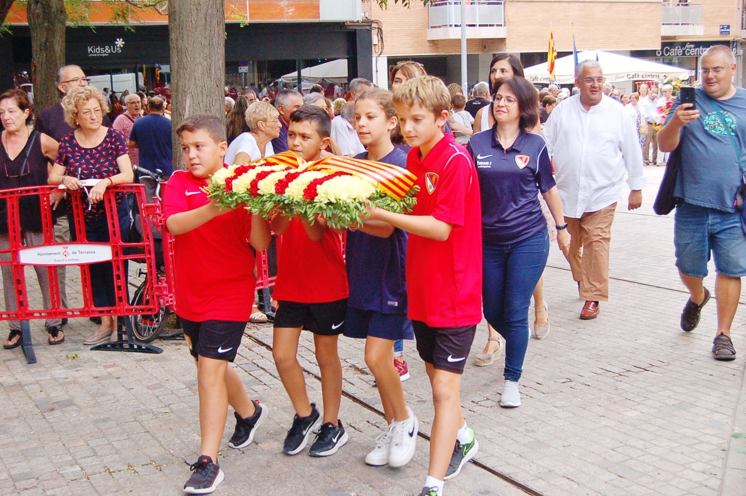 Entitats i institucions han commemorat la Diada de Catalunya deixant flors al peu del monument 'Al vent' a la plaça de l'Onze de Setembre de Terrassa