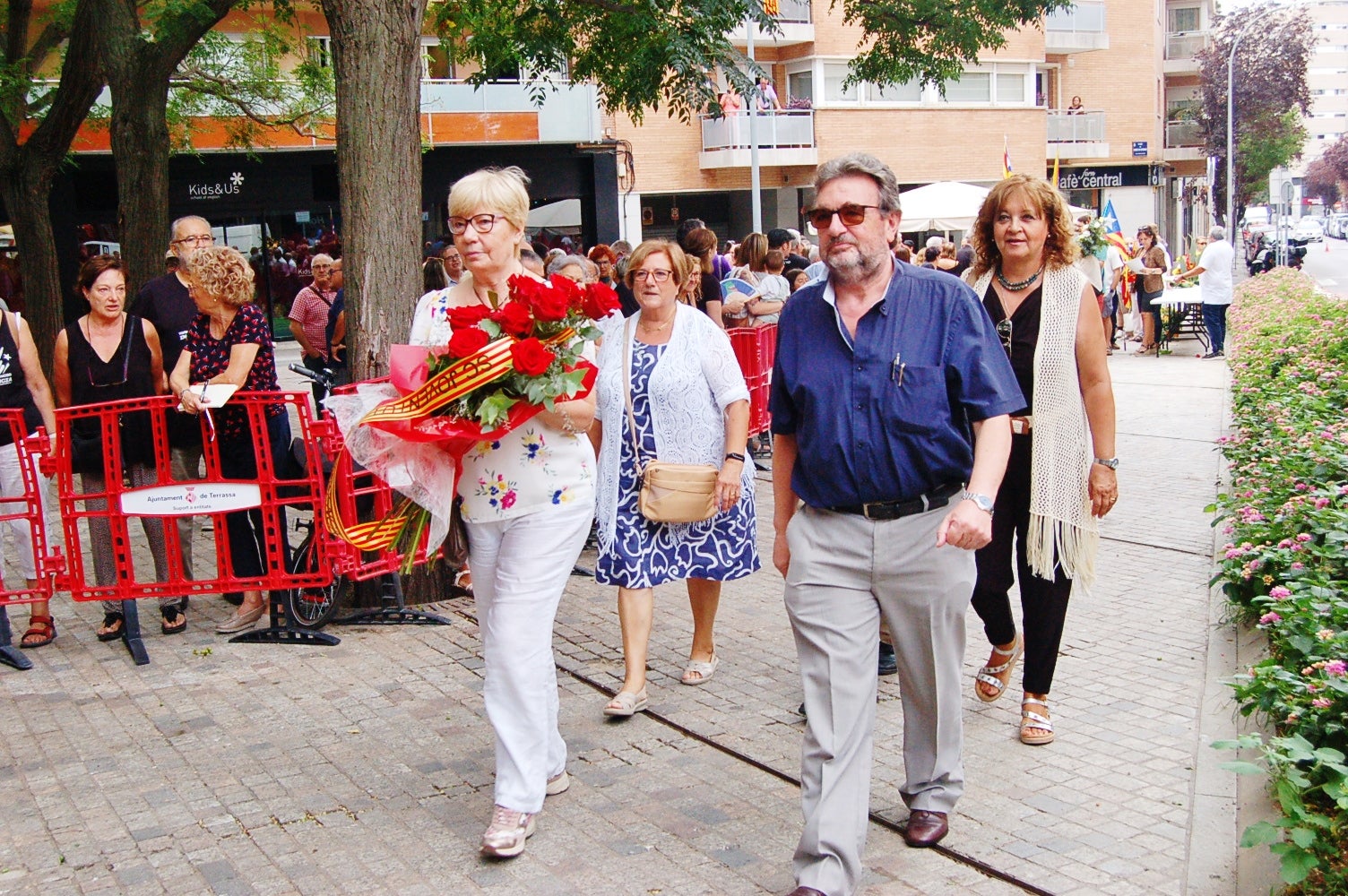 Entitats i institucions han commemorat la Diada de Catalunya deixant flors al peu del monument 'Al vent' a la plaça de l'Onze de Setembre de Terrassa