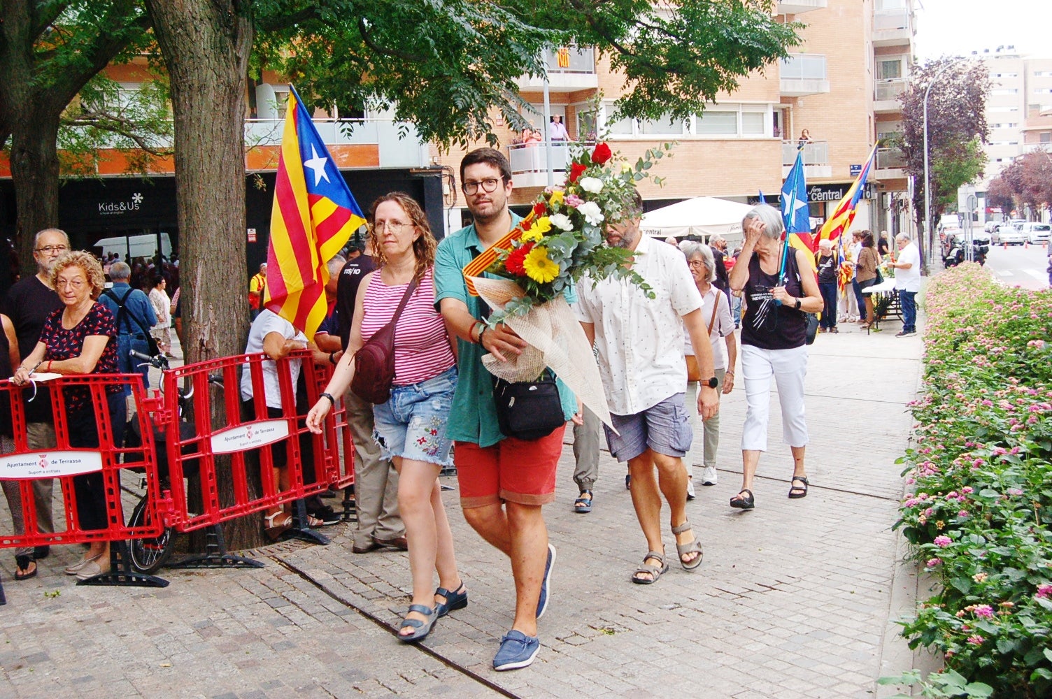 Entitats i institucions han commemorat la Diada de Catalunya deixant flors al peu del monument 'Al vent' a la plaça de l'Onze de Setembre de Terrassa
