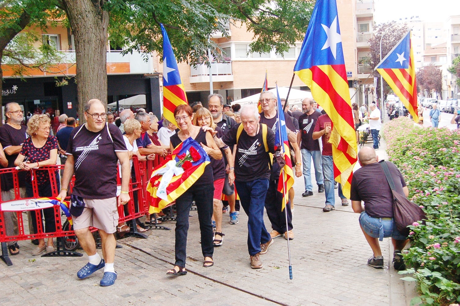 Entitats i institucions han commemorat la Diada de Catalunya deixant flors al peu del monument 'Al vent' a la plaça de l'Onze de Setembre de Terrassa