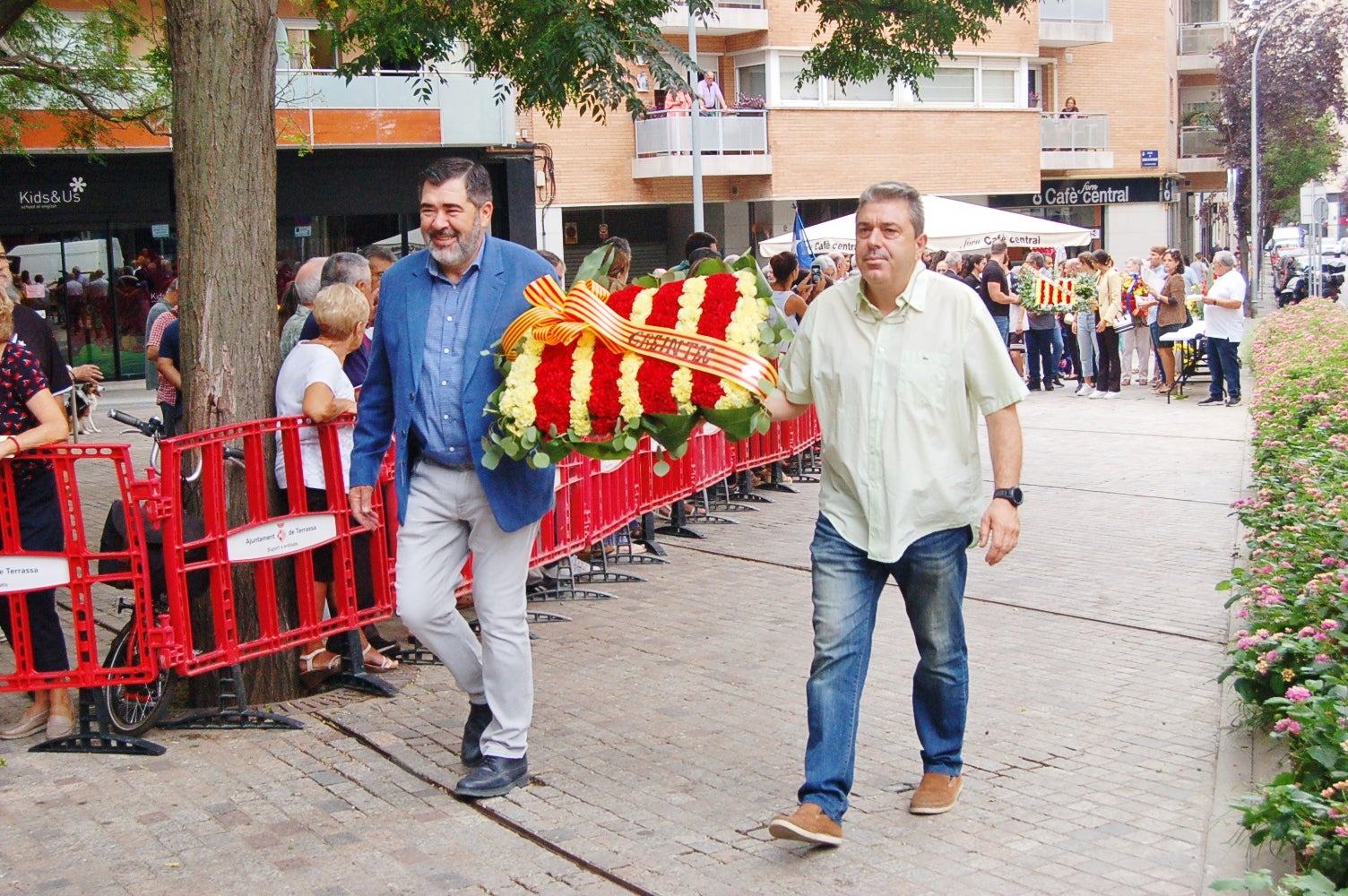 Entitats i institucions han commemorat la Diada de Catalunya deixant flors al peu del monument 'Al vent' a la plaça de l'Onze de Setembre de Terrassa