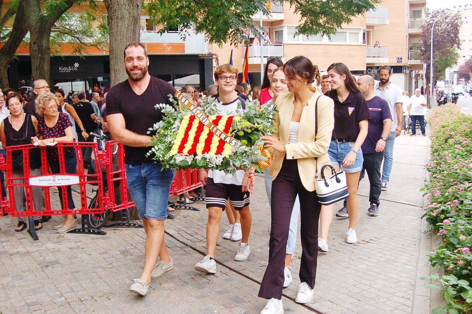 Entitats i institucions han commemorat la Diada de Catalunya deixant flors al peu del monument 'Al vent' a la plaça de l'Onze de Setembre de Terrassa