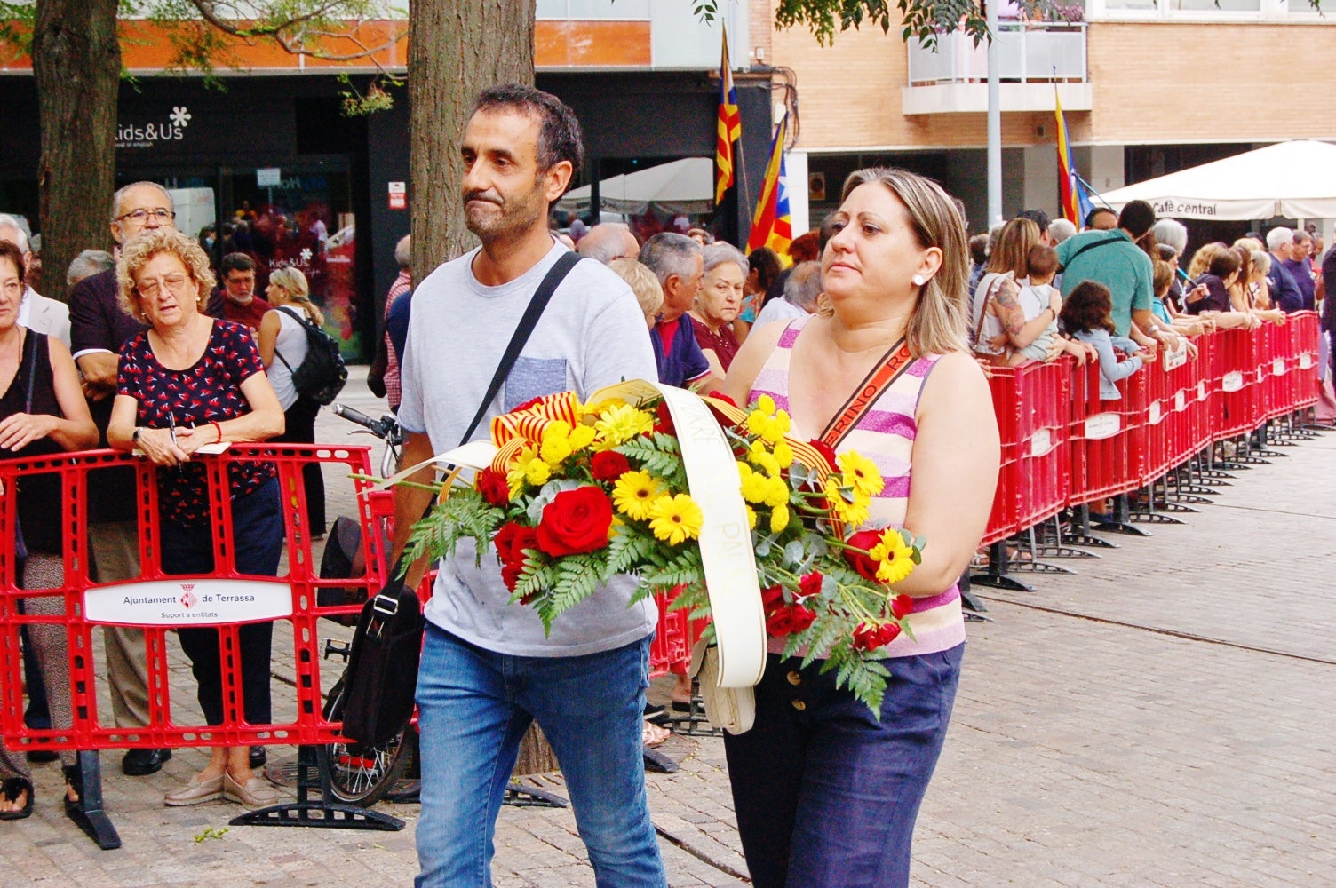 Entitats i institucions han commemorat la Diada de Catalunya deixant flors al peu del monument 'Al vent' a la plaça de l'Onze de Setembre de Terrassa