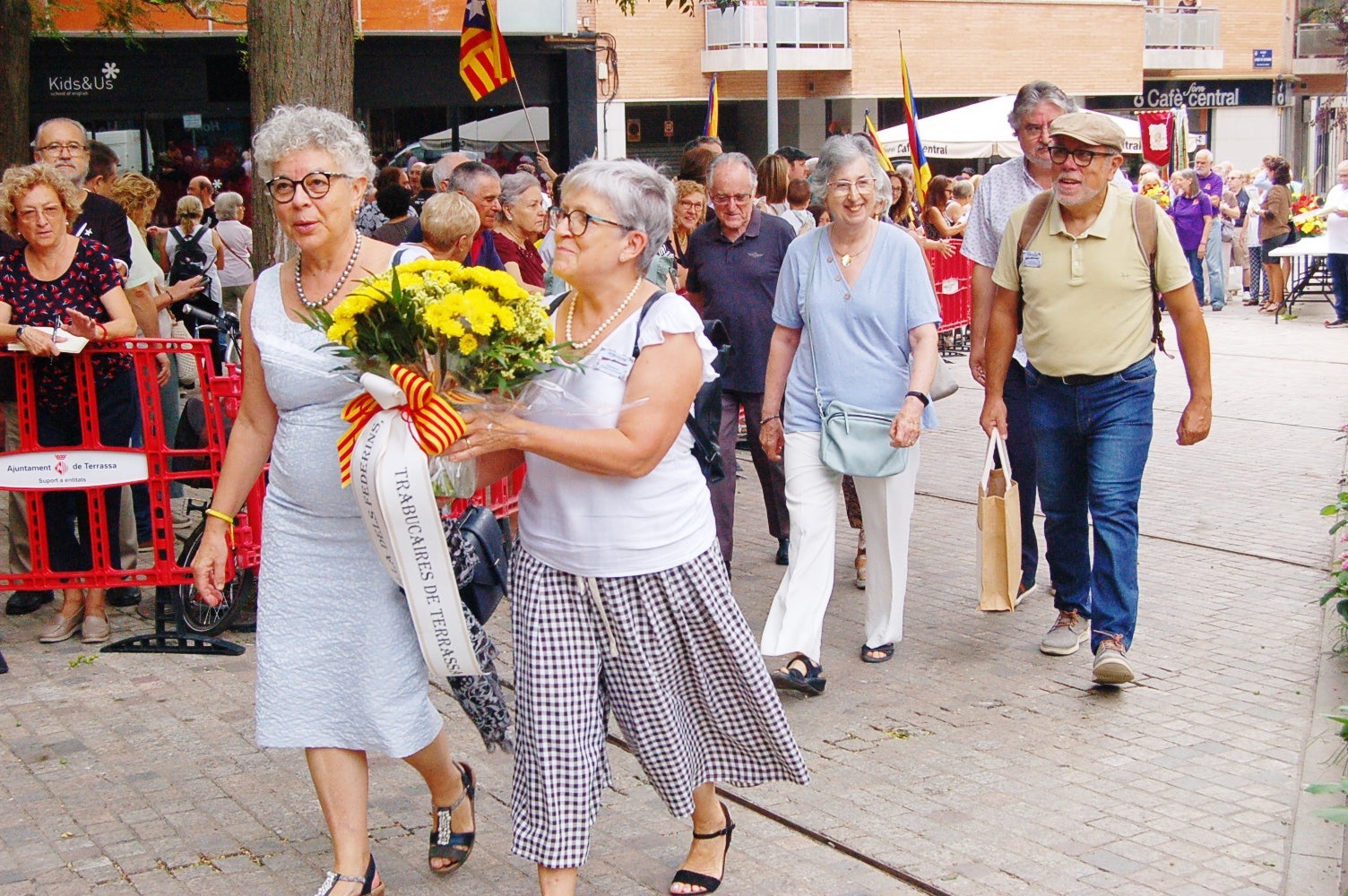 Entitats i institucions han commemorat la Diada de Catalunya deixant flors al peu del monument 'Al vent' a la plaça de l'Onze de Setembre de Terrassa