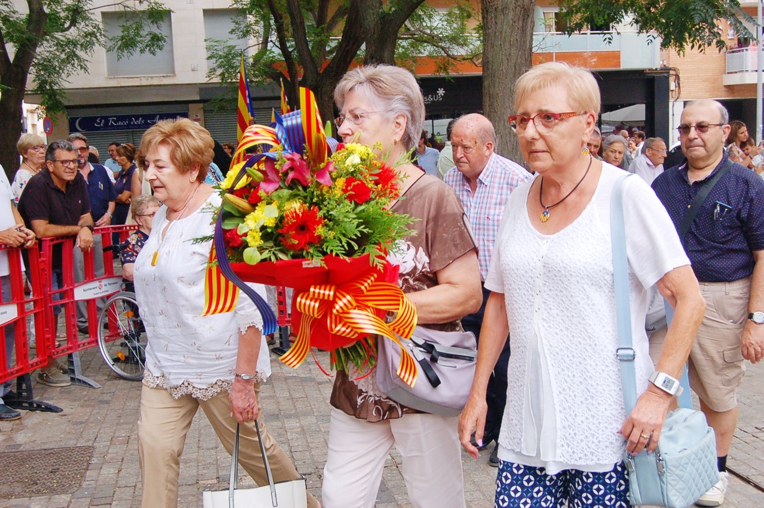 Entitats i institucions han commemorat la Diada de Catalunya deixant flors al peu del monument 'Al vent' a la plaça de l'Onze de Setembre de Terrassa