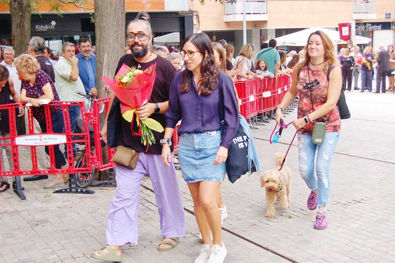 Entitats i institucions han commemorat la Diada de Catalunya deixant flors al peu del monument 'Al vent' a la plaça de l'Onze de Setembre de Terrassa