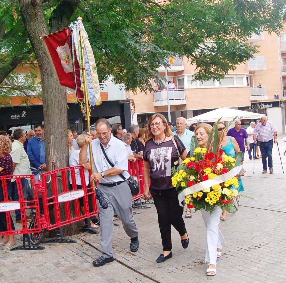 Entitats i institucions han commemorat la Diada de Catalunya deixant flors al peu del monument 'Al vent' a la plaça de l'Onze de Setembre de Terrassa