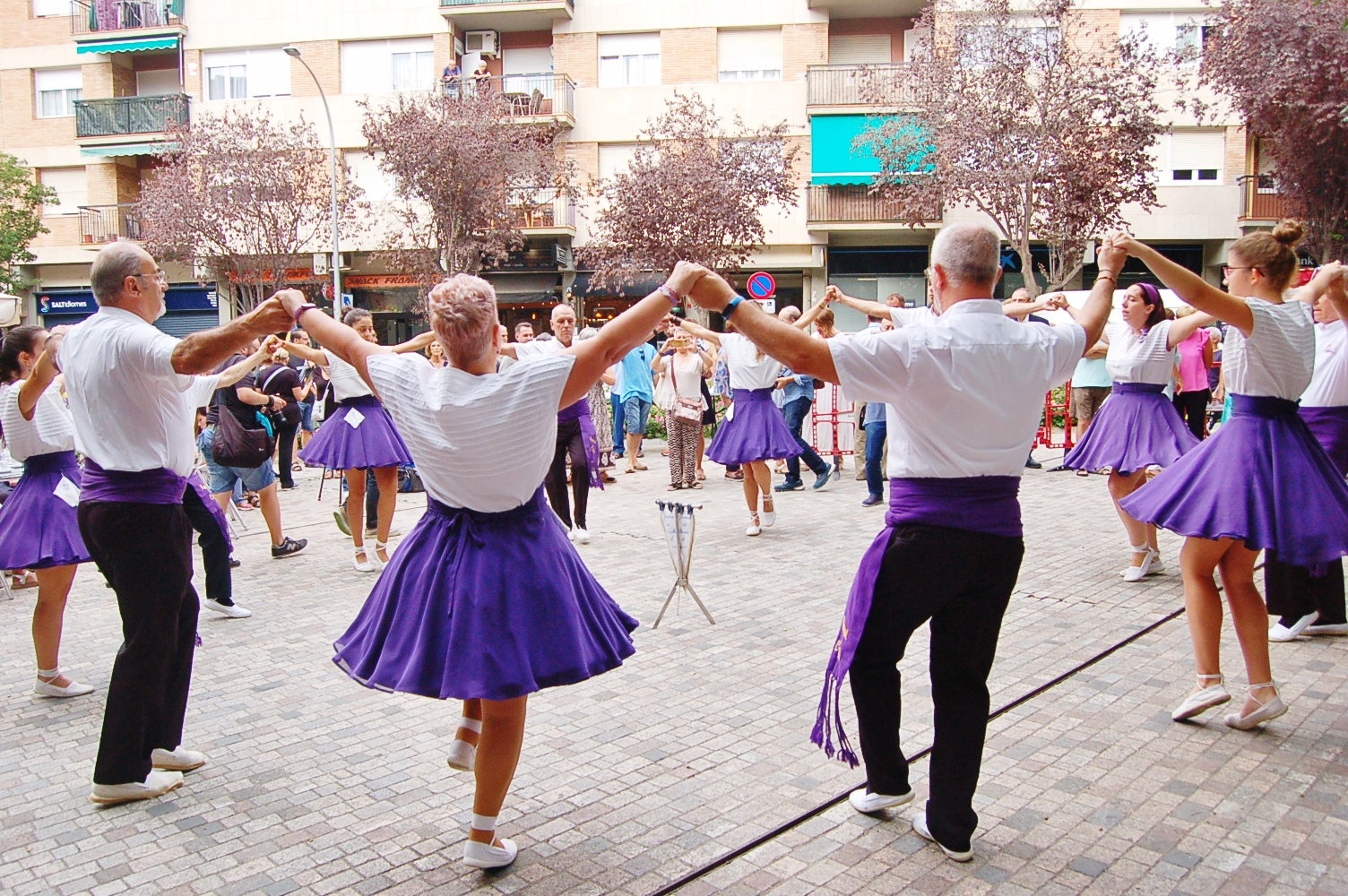 Entitats i institucions han commemorat la Diada de Catalunya deixant flors al peu del monument 'Al vent' a la plaça de l'Onze de Setembre de Terrassa