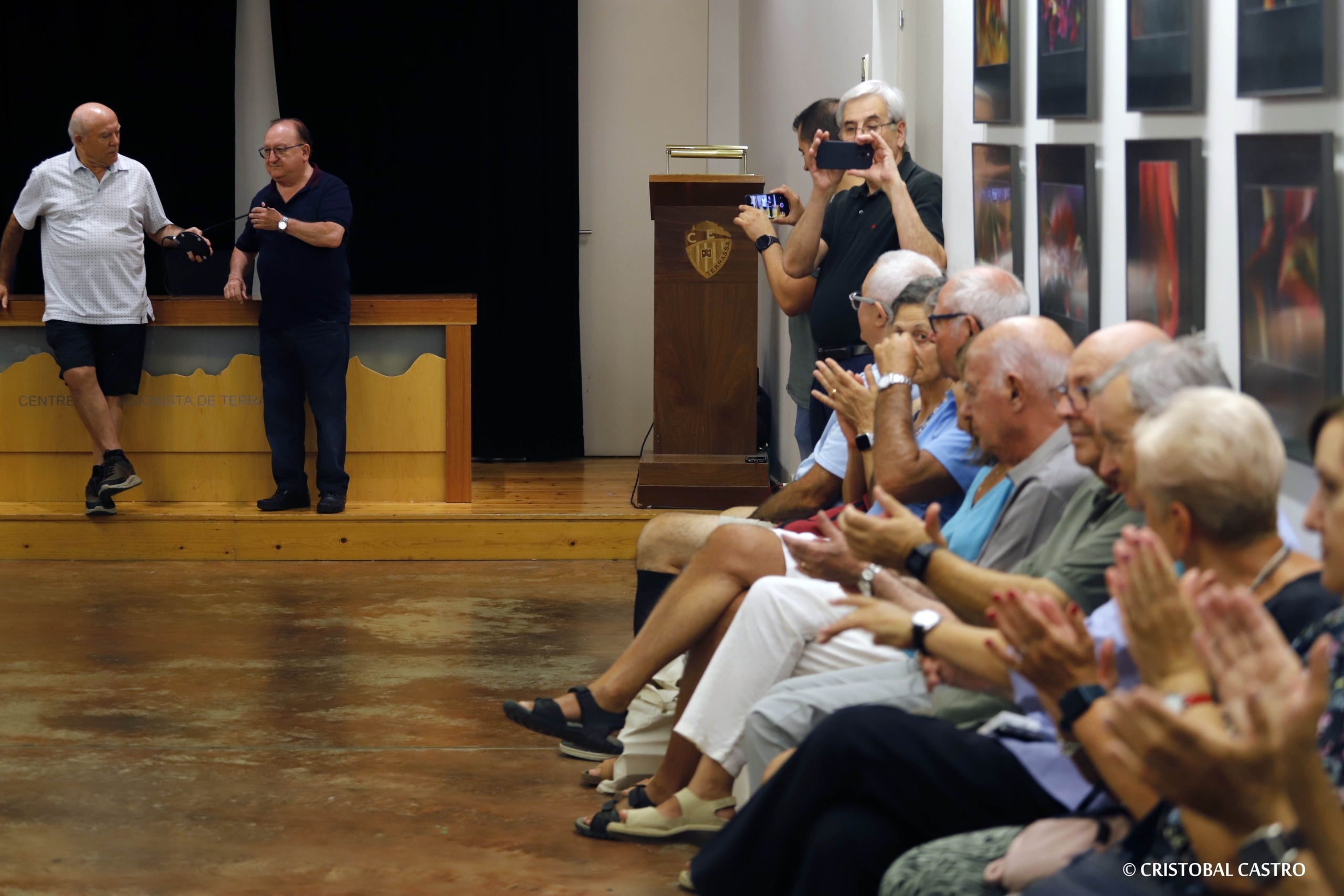 El Centre Excursionista de Terrassa ha inaugurat l'exposició fotogràfica de flors d'Àngel Arcega García. Les seves obres es podran visitar fins al 30 de setembre d'enguany.
